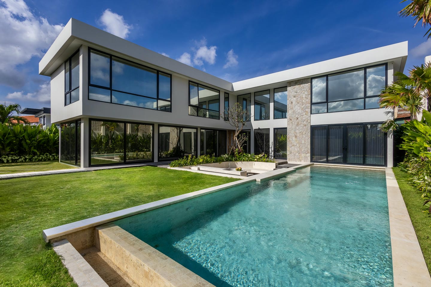 ELEGANT 5 BEDROOM VILLA FOR SALE LEASEHOLD IN UMALAS BALI BE-700 